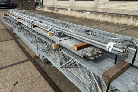 12.80 x 28.00m (358.4m²)